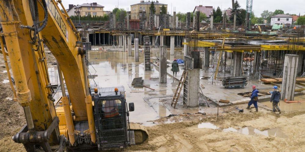 Do tej pory z budowy galerii wywieziono 8000 wywrotek ziemi (około 240 000 ton). fot. J. Mazurek  - fot. 