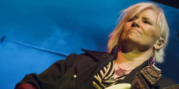 Jennifer Batten podczas koncertu w siedleckiej Sali \
