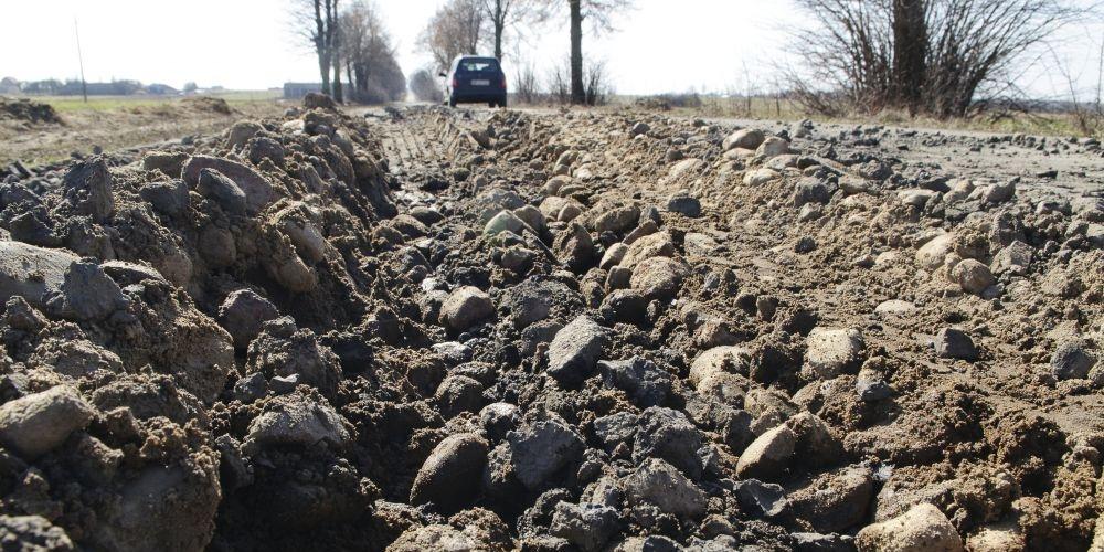 Jeszcze kilka dróg w powiecie wymaga pilnej naprawy. Wiosną zamieniają się w odcinki specjalne raju. Fot. Janusz Mazurek - fot. 