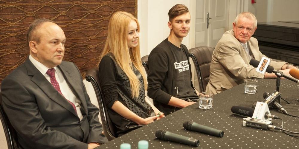 Dariusz Węglewicz (reprezentował córkę Olę, biorącą udział w zgrupowaniu przed koncertem), Iza Radzikowska i Piotr Gozdek (czyli Peterbeth) i Wojciech Kudelski podczas konferencji prasowej. Fot. Janusz Mazurek - fot. 