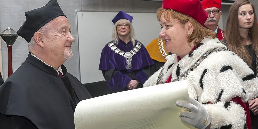 Prof. Andrzej Dubas otrzymał akt nadania doktoratu honoris causa z rąk rektor UPH prof. T. Zacharuk. Fot. J. Mazurek - fot. 