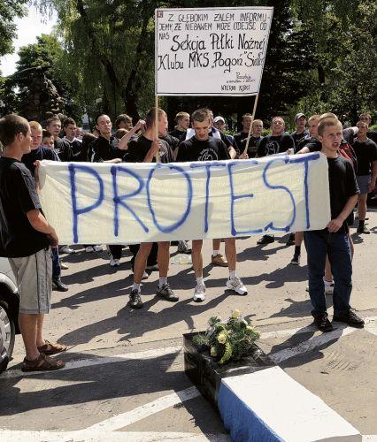 Ubrani na czarno kibice „Pogoni” przeszli ulicami Siedlec. - fot. 