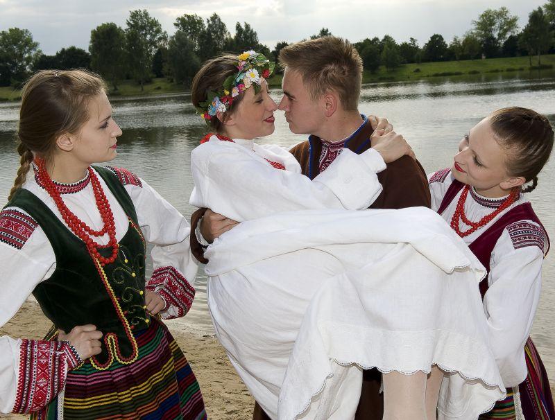 Para młodych i druhny z zespołu ludowego „Sokołowianie” - fot. 