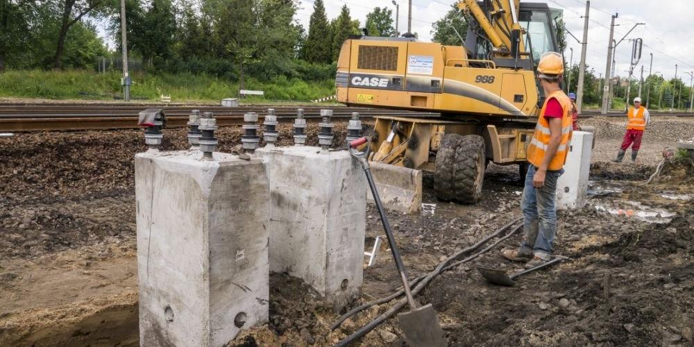 Remont linii kolejowej w Siedlcach niepokoi 
niektórych mieszkańców okolic wiaduktu przy ul. Warszawskiej. Fot. Janusz Mazurek - fot. 