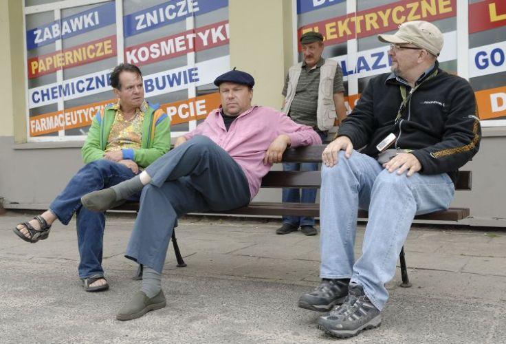  Kultowa ławeczka przed sklepem w filmowych Wilkowyjach
 - fot. 