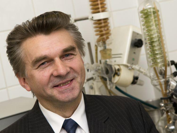Prof. Stanisław Ostrowski kieruje grupą badawczą w Instytucie Chemii w  Akademii Podlaskiej, która odkryła sposób na walkę z rakiem. - fot. 