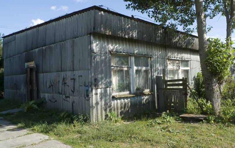 Barak przy ul. Karowej zostanie rozebrany, a na jego miejscu staną kontenery socjalne (fot. J. Mazurek) - fot. 