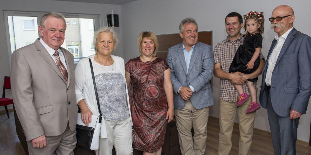 Rodzinę z Ukrainy powitał prezydent Siedlec Wojciech Kudelski. Mieszkanie dla Antoniny i Andrzeja ufundowała firma Konstantego Strusa, a bohaterów reportażu sprowadziła do Polski Fundacja Leny Grochowskiej.
Na zdjęciu od lewej: prezydent Siedlec Wojciech - fot. 