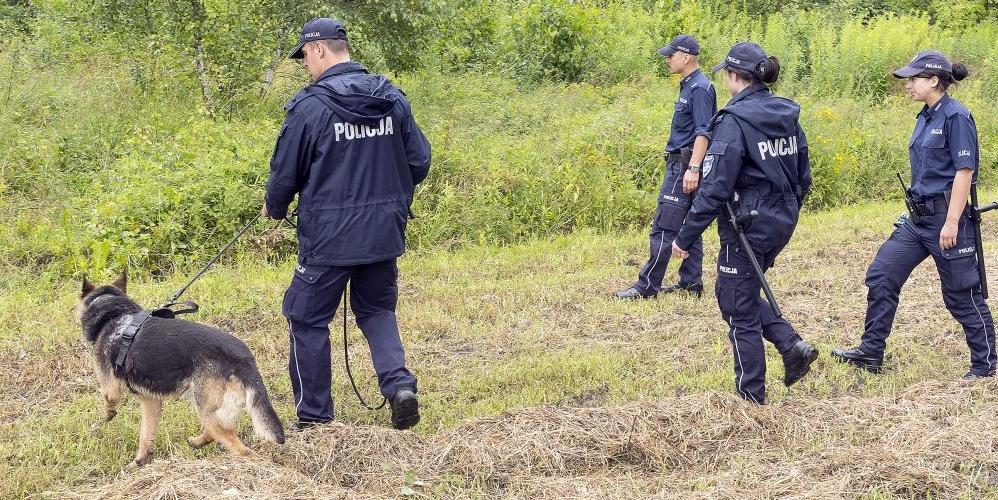 Kilkudziesięciu policjantów i strażaków szukało Krzysztofa nad Muchawką i w okolicach ulicy Daszyńskiego. Fot. J. Mazurek - fot. 