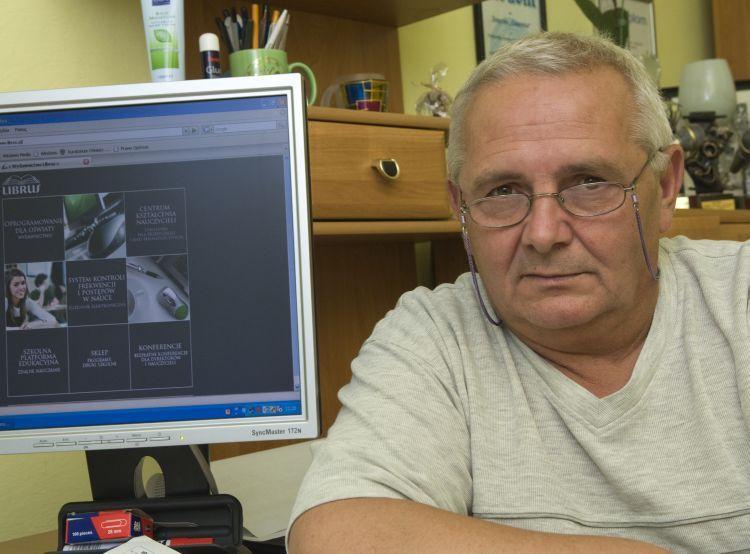 Dyrektor Gimnazjum nr 4 w Siedlcach, janusz Dudewicz, był jednym z pierwszych, 
który wprowadził e-dziennik w kierowanej prez siebie szkole. (Fot. Janusz Mazurek) - fot. 