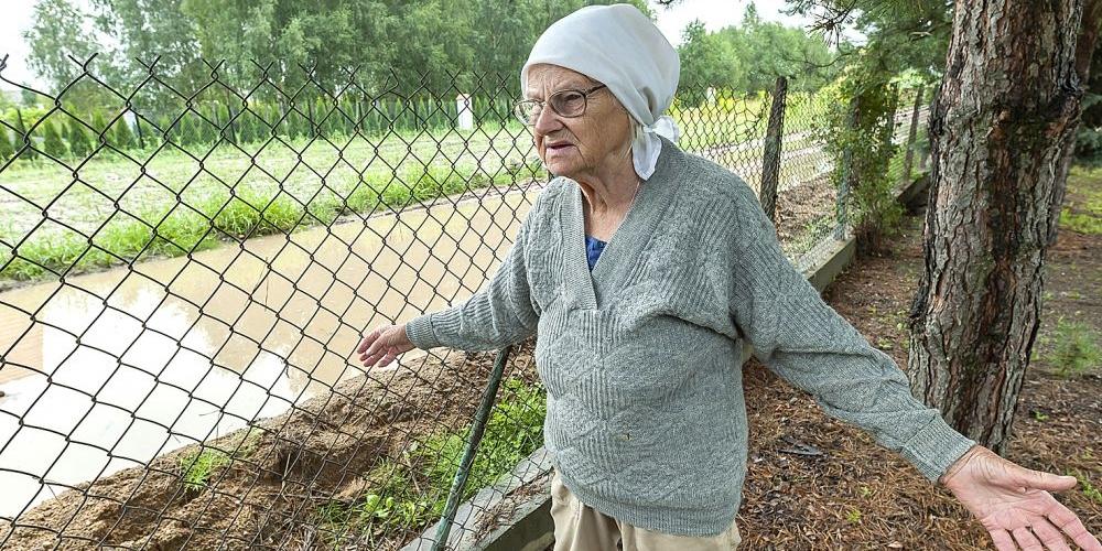 Tuż przy posesji pani Janiny biegnie gruntowa droga, po której jeżdżą ciężarówki wypełnione ziemią. Fot. Janusz Mazurek - fot. 