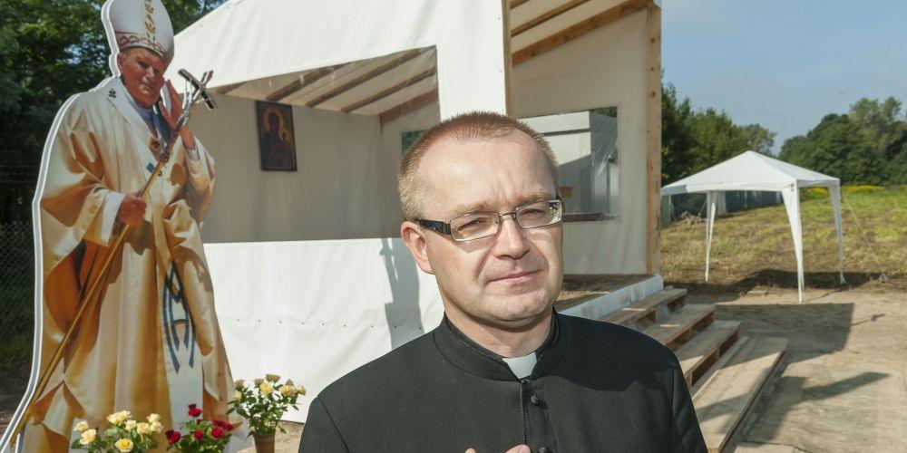 Ks. Jarosław Oponowicz, proboszcz parafii pw. Świętego Jana Pawła II. Fot. Janusz Mazurek - fot. 