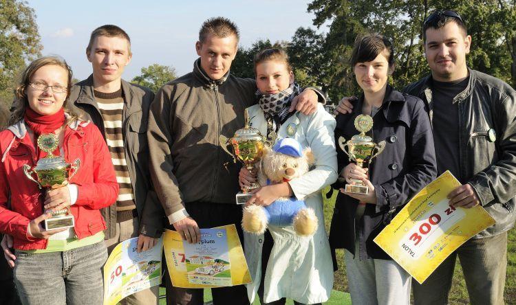 Zwycięzcy rajdu (od lewej): Ewelina i Łukasz Wileńscy (drugie miejsce), 
Bartosz i Ewelina Kopcowie (pierwsze miejsce) oraz Angelika i Przemysław Tarkowscy (trzecie miejsce).
 - fot. 