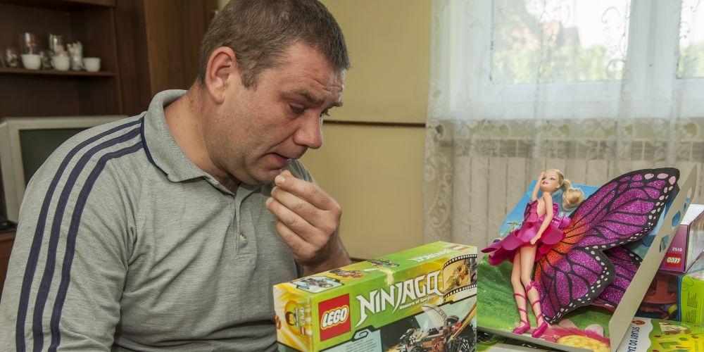 Dariusz Żubertowski z Sobolewa płakał po wyroku siedleckiego sądu, który przyznał dzieci matce, chociaż pod jej opieką były zaniedbane  i nie chodziły do szkoły. Fot. Janusz Mazurek - fot. 