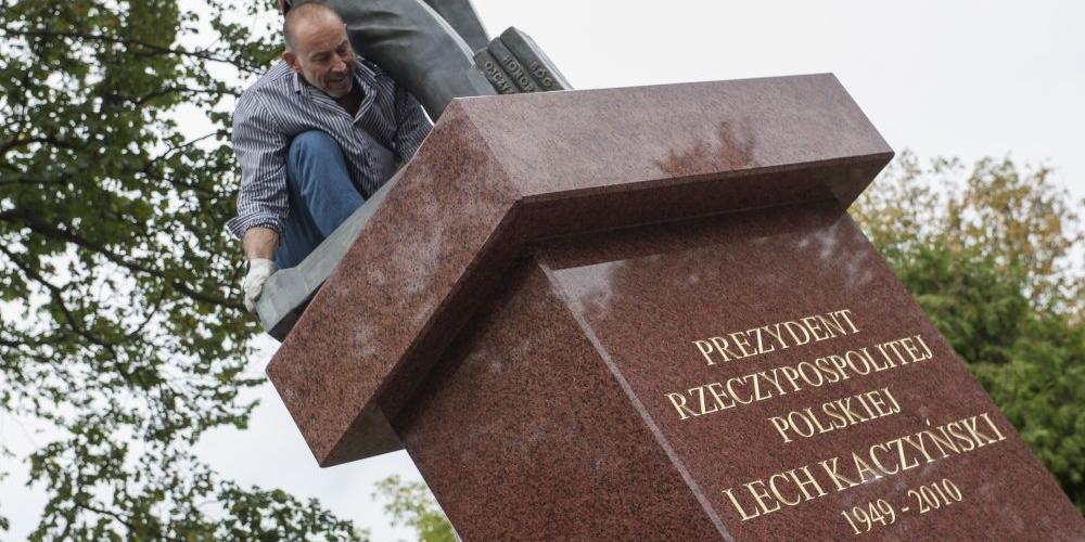 W ubiegłym tygodniu na postumencie z ukraińskiego granitu ustawiono odlaną z brązu postać Lecha Kaczyńskiego. Teraz trwa zagospodarowywanie placu wokół pomnika, jego odsłonięcie niebawem.  Fot. Janusz Mazurek - fot. 