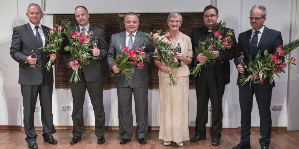 Laureaci i ich Aleksandrie, fot. Janusz Mazurek. Na zdjęciu stoją od lewej: Andrzej Materski, Mariusz Woszczyński, Grzegorz Kołodziejak, Stefania Hęciak, ks. Wojciech Hackiewicz i Andrzej Kopiec.