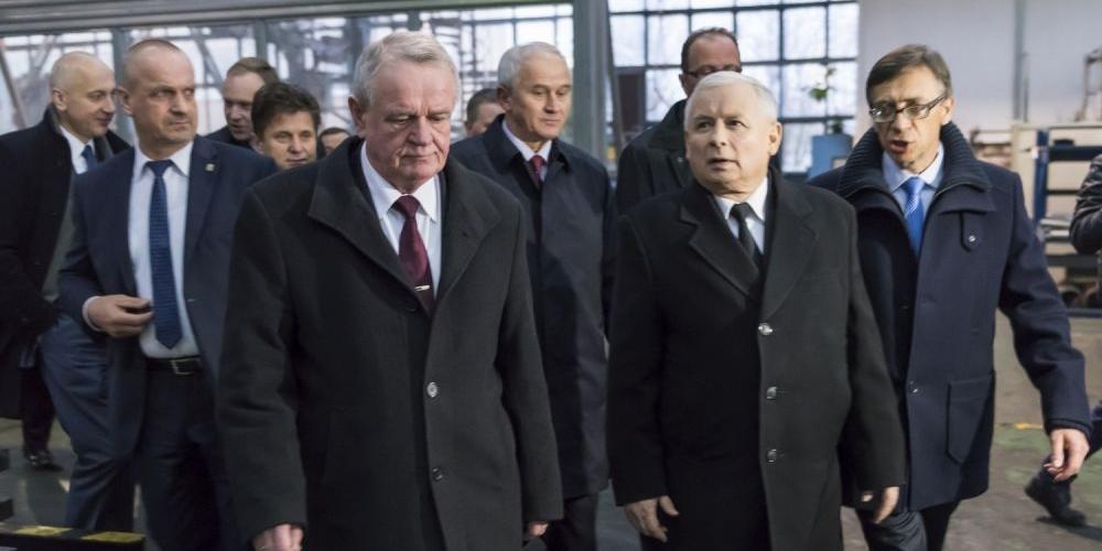 Prezes Jarosław Kaczyński z Wojciechem Kudelskim w trakcie zwiedzania zakładu ZPP w Siedlcach fot.Janusz Mazurek - fot. 