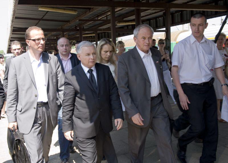 Jarosław Kaczyński i towarzyszące mu osoby na siedleckim dworcu PKP. fot. J. Mazurek - fot. 