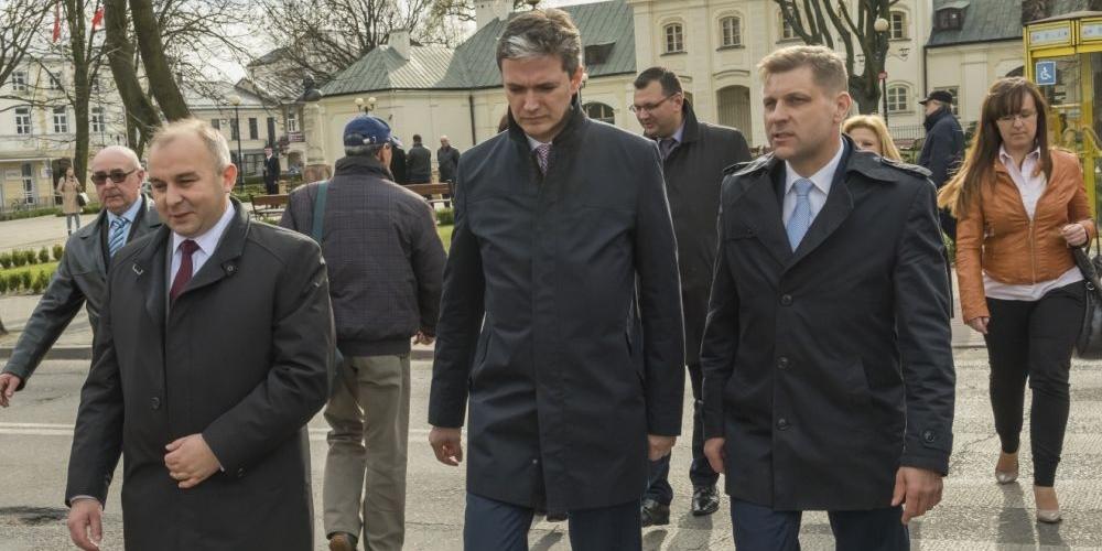 Adam Jarubas w towarzystwie posła Krzysztofa Borkowskiego i starosty siedleckiego w trakcie spaceru po Siedlcach. Fot. Janusz Mazurek - fot. 