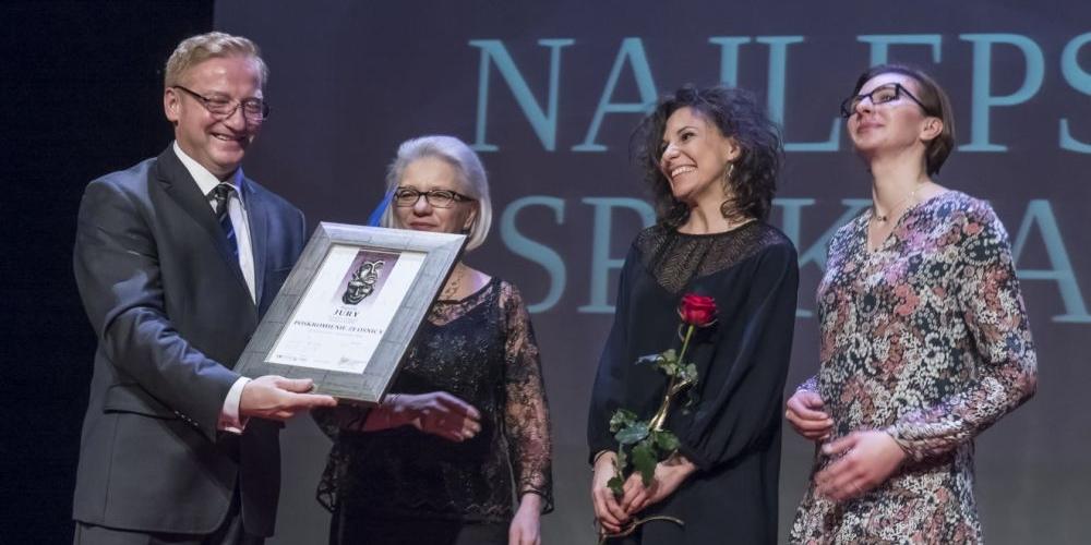 Przedstawiciele Teatru Dramatycznego z Płocka odebrali nagrodę z rąk Iwony Księżopolskiej (pierwsza z lewej). Druga z lewej Sylwia Krawiec (najlepsza aktorka tegorocznej edycji festiwalu). fot. Janusz Mazurek