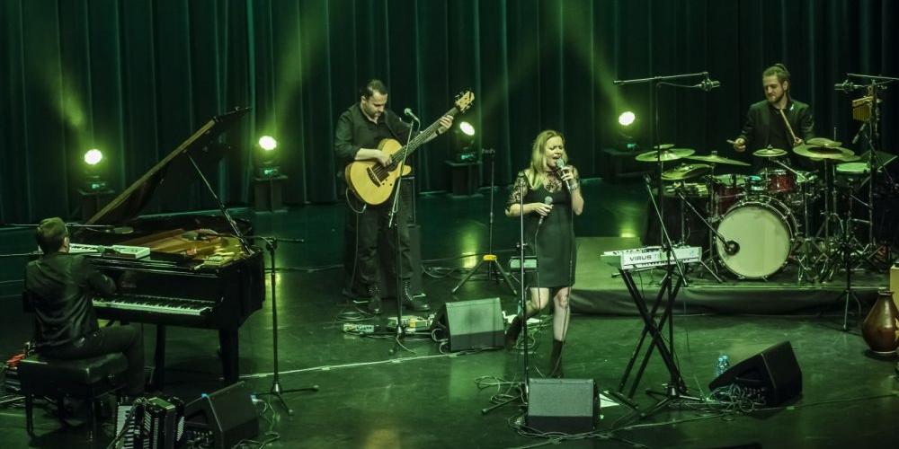 Anna Maria Jopek z zespołem na scenie Sokołowskiego Ośrodka Kultury.