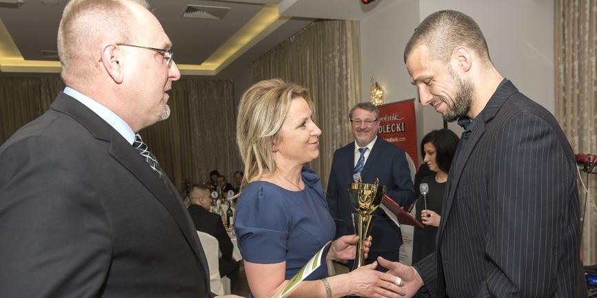 Krzysztof Dębiński i Dorota Kazimierczak dekorują jednego z laureatów ubiegłorocznego plebiscytu - Rafała Misztala. fot. JMM