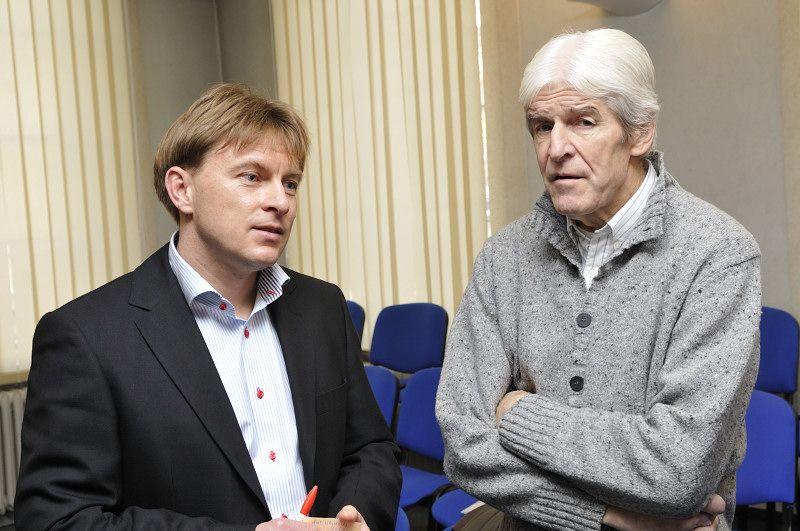 Nowy trener Grzegorz Wędzyński (z lewej) z byłym już trenerem siedleckiej drużyny Janem Niedźwiedzkim. (fot. J. Mazurek)  - fot. 