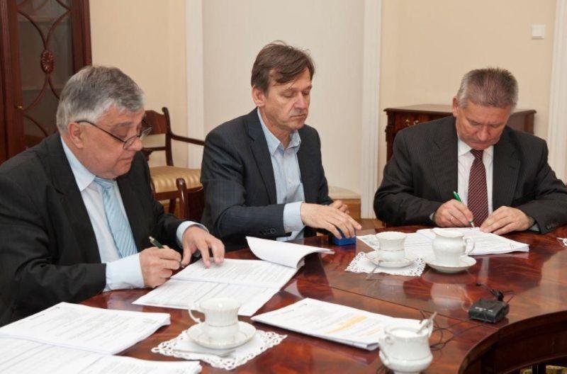 Umowę na dokończenie budowy podpisali rektor UPH  dr hab. Antoni Jówko oraz właściciele PB-U „Wiktor”. Fot. Janusz Mazurek - fot. 