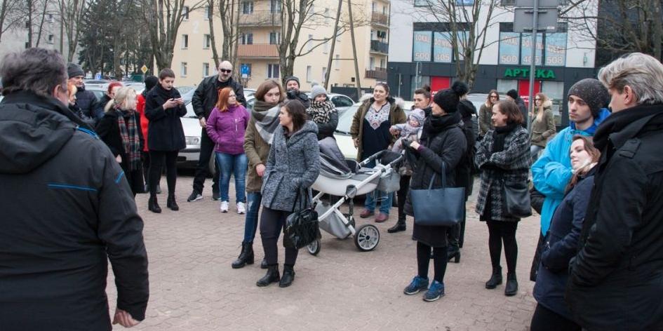 Protestujący przed SOK - fot. Krzysztof Malinowski