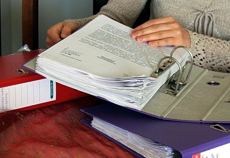 Rachunki z aptek i poradni dentystycznych, opinie lekarskie, pisma procesowe oraz wnioski do urzędów i instytucji zgromadzone w tych segregatorach to historia mojego życia z ostatnich lat – mówi pani Anna. Fot. PGL
 - fot. 
