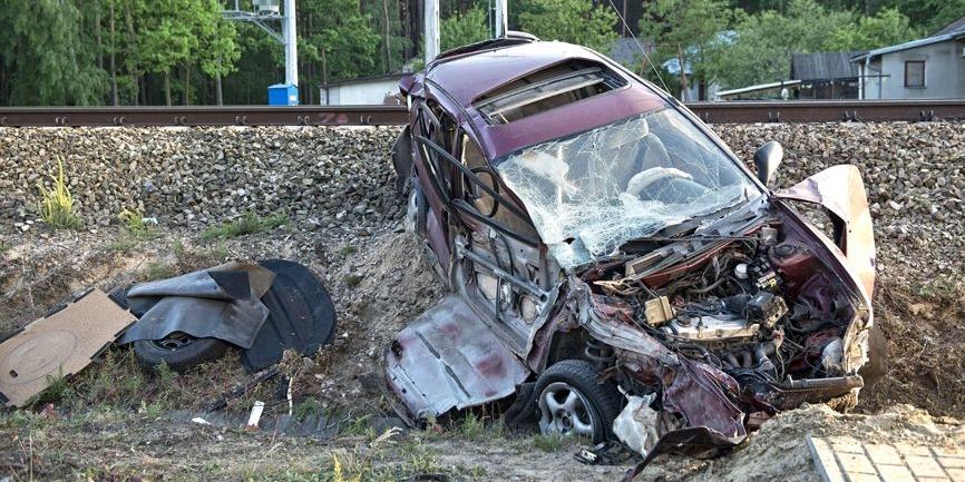 Borki Kosy. 39-letni kierowca mitsubishi wjechał wprost pod pociąg jadący w kierunku Łukowa. fot. Aga Król.  - fot. 