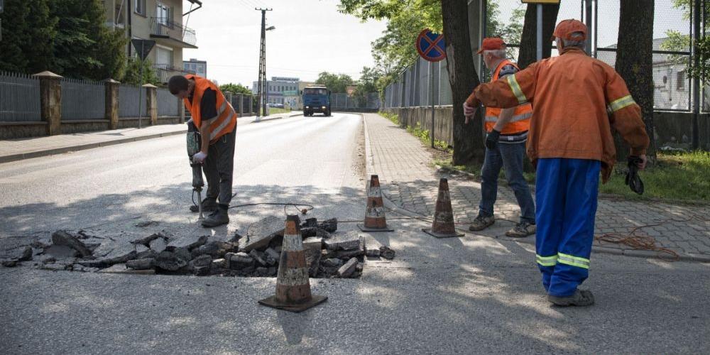 skrzyżowanie ul. Sekulskiej i ul. ks. Skorupki - łatanie nawierzchni