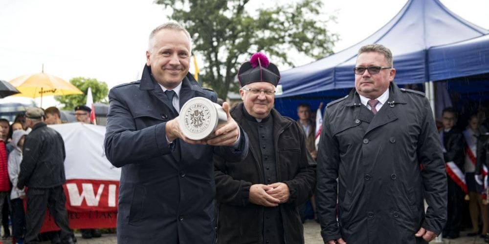 Umieszczenie kapsuły czasu w zegarze słonecznym - fot. Aga Król