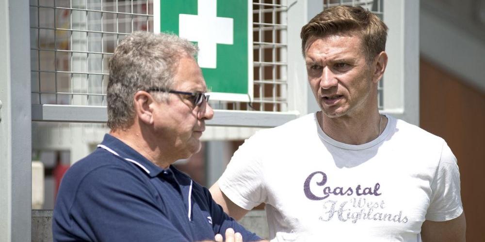 Były bramkarz Pogoni, a obecnie jej kapelan, ks. Janusz Wolski (z lewej) i Bartosz Tarachulski fot. Aga Król - fot. 