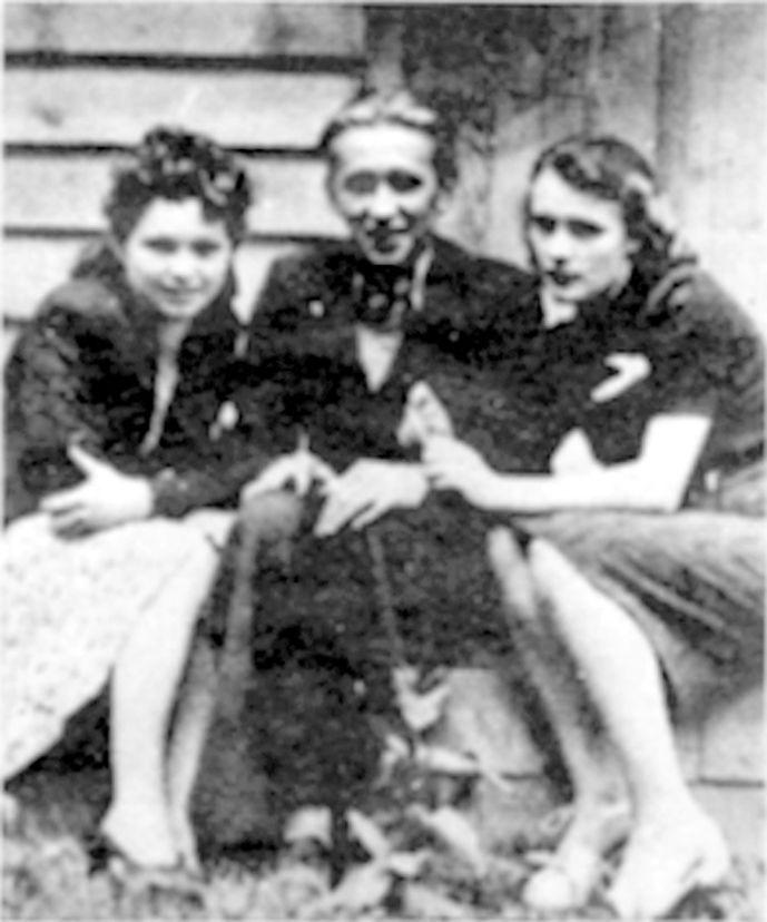 Siedlce, lato 1941 r. Od lewej siedzą: Krystyna Salówna, N.N. i Blanka Kaczorowska, fot. z arch. Andrzeja Gassa  - fot. 