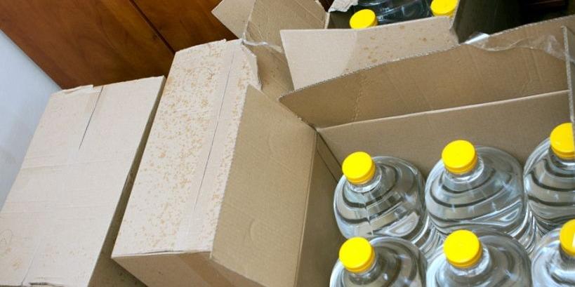 Kartony z nielegalnym alkoholem trafiły do siedleckiego Urzędu Celnego. Fot. Maciej Tomaszewski - fot. 