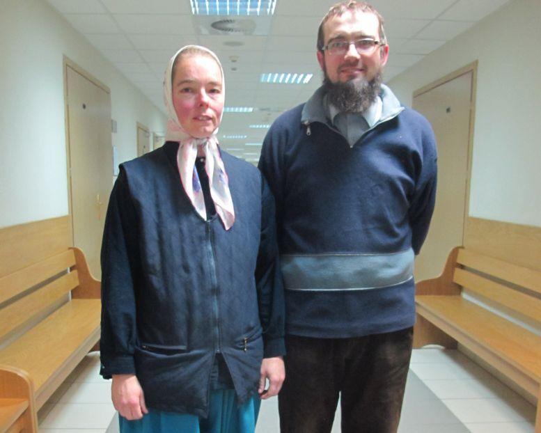 Anita i Jakub Martinowie na korytarzu sądu w Mińsku Mazowieckim - fot. 