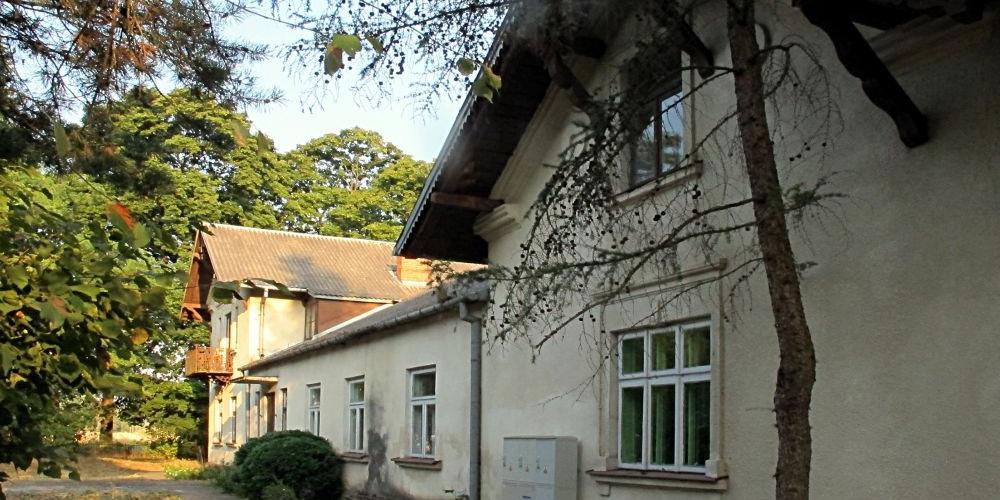W starym, zabytkowym skrzydle dawnej szkoły, tam gdzie znajdował się dwór Anielin, jeszcze w tym roku będzie zorganizowany Dom Dziennego Pobytu dla Seniorów z gminy Krzywda. Fot. PGL - fot. 