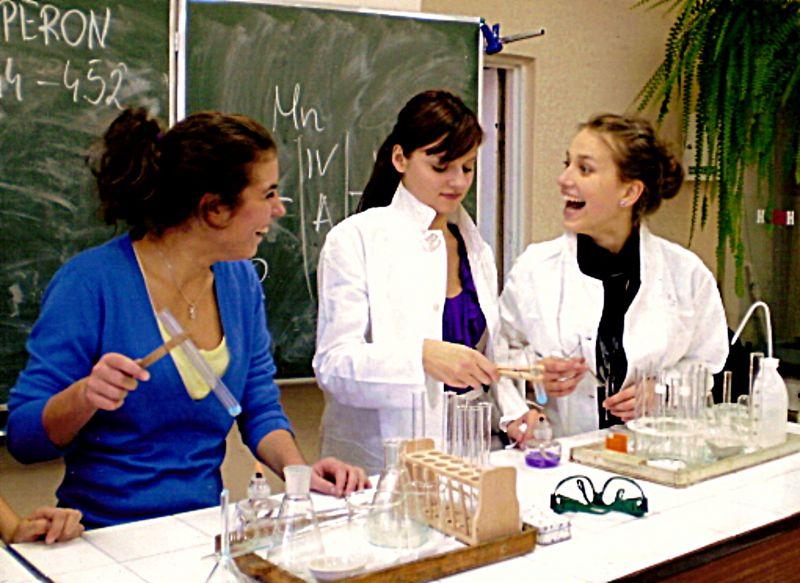 Uczennice I LO im. T. Kościuszki w czasie „archimedesowych” zajęć w laboratorium chemicznym. Fot. Arch. I LO w Łukowie - fot. 