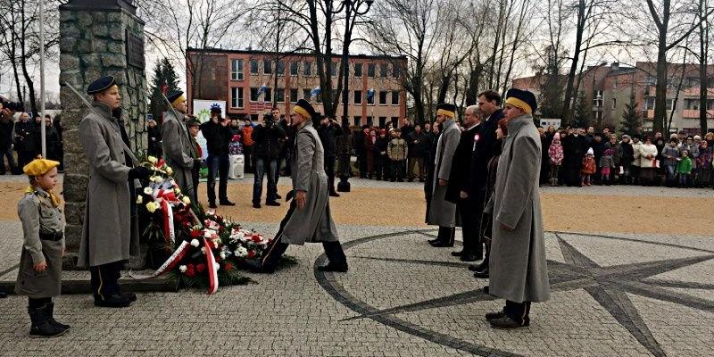 Uroczystości uczczenia 185 rocznicy bitwy pod Stoczkiem. Na zdjęciu składanie wieńców i kwiatów pod pomnikiem gen. J. Dwernickiego. Fot. J. Pycka - fot. 