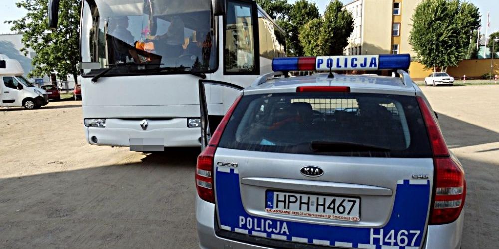 Policja może skontrolować każdy autokar, którym maja na szkolne wycieczki podróżować dzieci i młodzież. Fot. Arch KPP w Węgrowie - fot. 