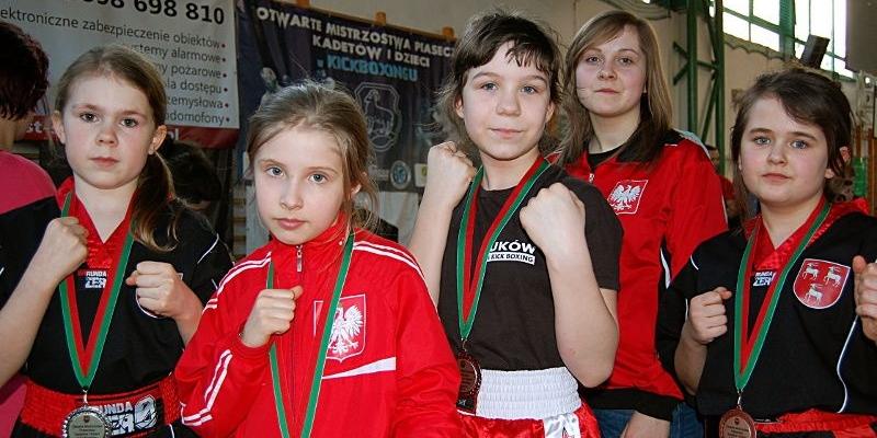 Kadeci z sekcji kickboxingu PTS Łuków: (od lewej) Eliza Głuchowska,  Marta Pawlikowska, Martyna Czerepińska, Aleksandra Goławska i Karolina Matejek. Fot. Z. Pawlikowski - fot. 