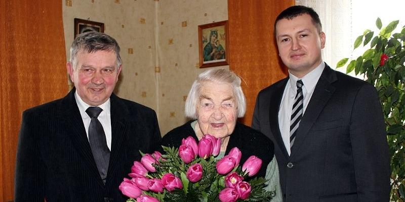 Jubilatka w towarzystwie sołtysa wsi (po lewej) i wójta gminy (po prawej). Fot. Arch. UG - fot. 