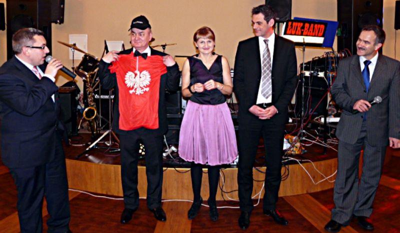 Łukowski Bal Charytatywny. Trwa licytacja kolarskiej koszulki Grzegorza Wajsa. Na zdjęciu od lewej: Bogdan Saternus, Krzysztof Tymoszuk, Urszula Bancerz, Grzegorz Wajs i Lechosław Michalak. Fot. M. Greluk - fot. 