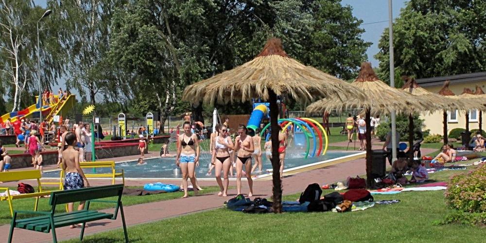 Łukowska pływalnia letnia to estetyczne i bezpieczne miejsce do aktywnego spędzania wolnego czasu w upalne, letnie dni. Fot. PGL - fot. 
