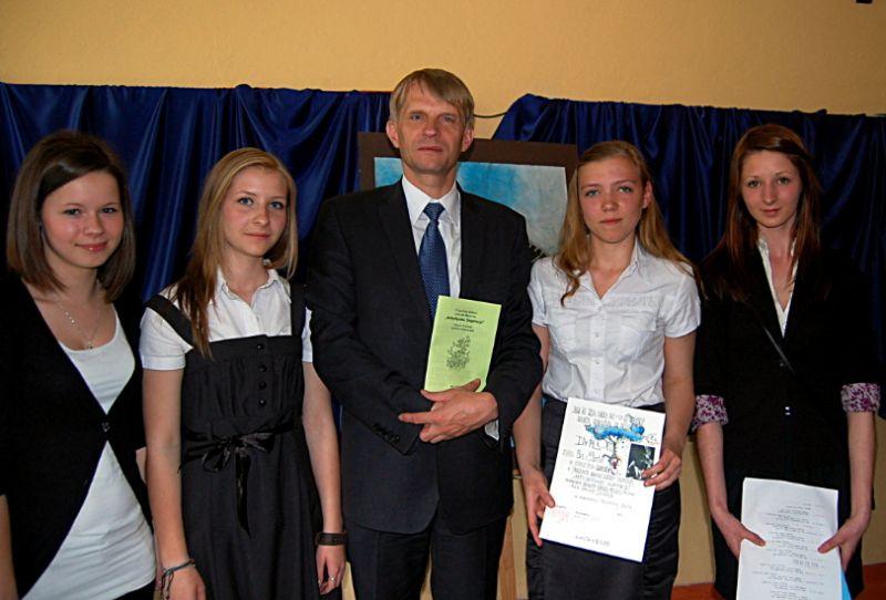 Zespół „Bel Canto” z Gręzówki z Dariuszem Szustkiem, burmistrzem Łukowa. Fot. Arch. ZS w Gręzówce - fot. 