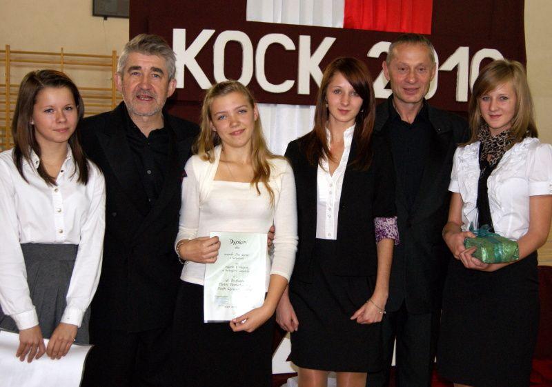 Zespół „Bel Canto” z Zespołu Szkół w Gręzówce z aktorami: Stanisławem Górką (Zbysio - kościelny z „Plebanii”) i Wojciechem Machnickim. Fot. T. Piros - fot. 