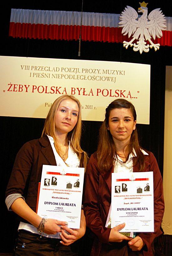 Laureatki VIII Przeglądu Poezji, Prozy, Muzyki i Pieśni Niepodległościowej „Żeby Polska była Polską” Klaudia Jukowska i Dominika Pycek (od lewej) z zespołu „Bel Canto”. Fot. T. Piros - fot. 
