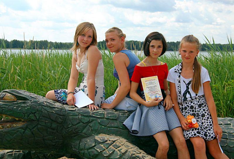 Reprezentantki Zespołu Szkół w Gręzówce dzielnie walczyły o nagrody podczas Festiwalu „Białe 2010”. Na zdjęciu dziewczęta z dyplomami, w towarzystwie słynnego krokodyla na plaży nad jez. Białym w Okunince. Fot. Arch. ZS w Gręzówce - fot. 