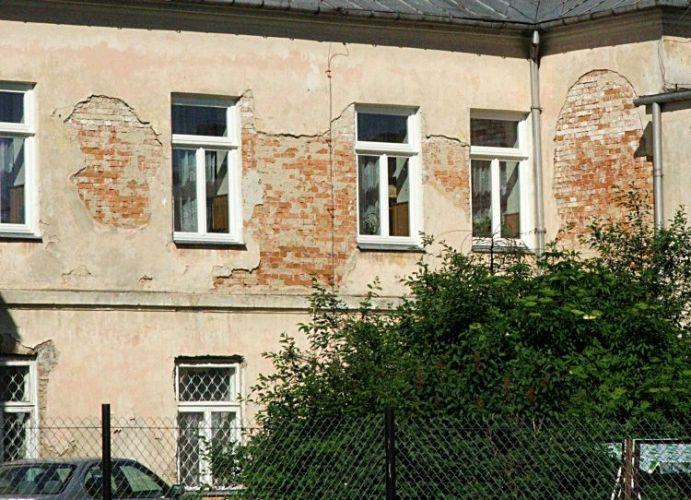 Bez ministerialnej dotacji nie uda się odnowić rozsypującej się elewacji na budynku Miejskiej Biblioteki Publicznej w Łukowie.
 - fot. 